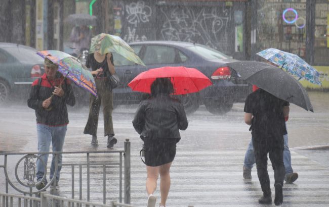 Сильные ливни с градом и жара до +36: как погода "разделит" Украину завтра
