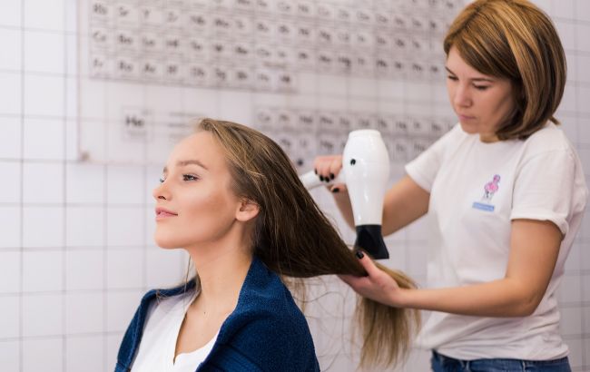 Жінка пофарбувала волосся у салоні та гірко заплакала, коли вперше себе побачила: що сталося