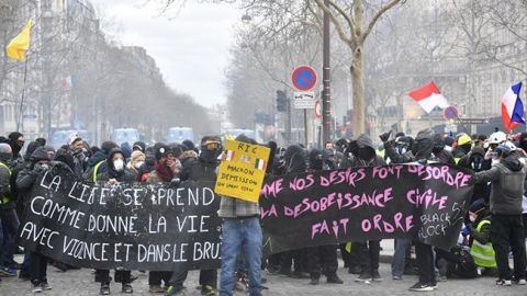 В Париже возросло число задержанных "желтых жилетов"