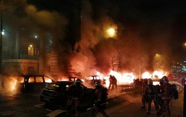 У Парижі біля штаб-квартири газети Le Parisien згоріли кілька автомобілів