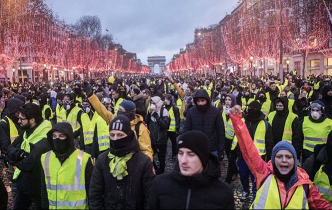 Количество задержанных "желтых жилетов" в Париже превысило 30