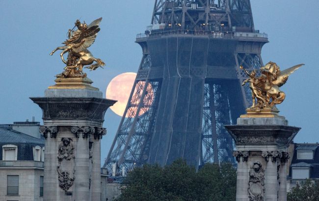 У Парижі через "мінування" евакуйовували людей з Ейфелевої вежі