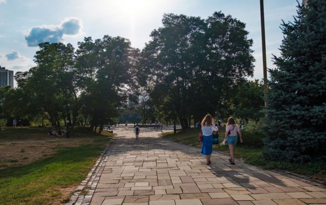 Чому в Україну повернулась спека і коли вона почне спадати: відповідь синоптиків