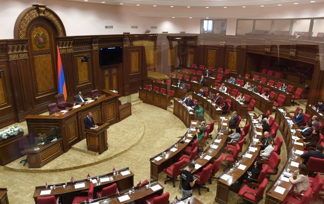 У парламенті Вірменії депутати влаштували масову бійку (відео)