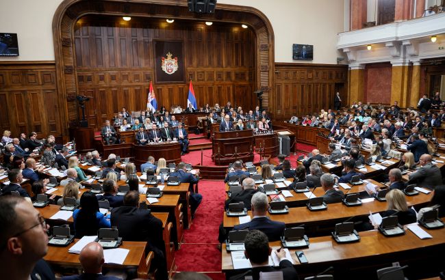 У Косові прем'єра закидали яйцями просто під час засідання парламенту (відео)