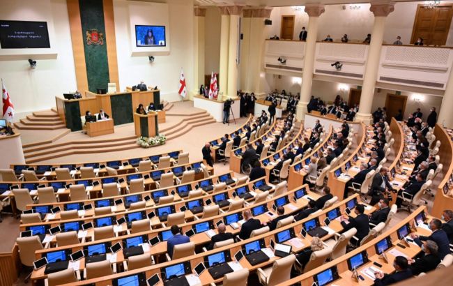 В парламенте Грузии поскандалили депутаты, дошло до драки
