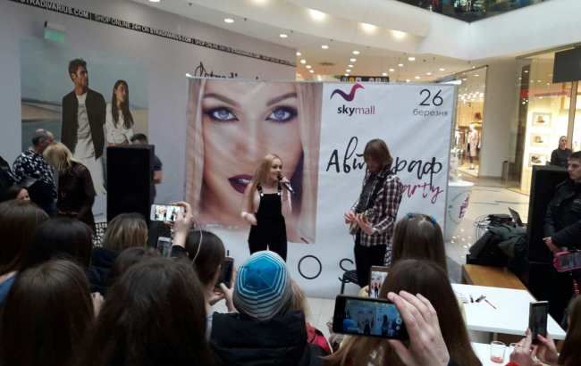 В Sky Mall состоялась автограф-пати певицы Alyosha