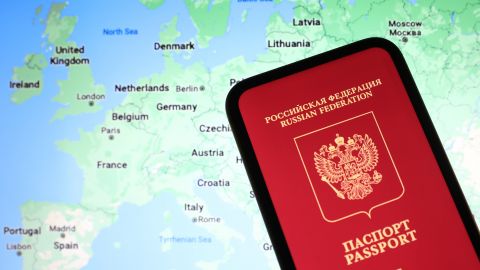 Россиянам хотят запретить въезд в Украину на 100 лет: что известно