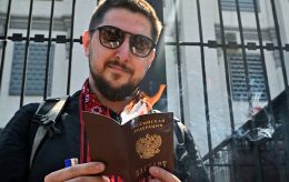 "Россию ненавижу больше, чем сами украинцы": как живут в Украине с российским паспортом