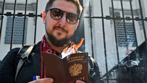 "Россию ненавижу больше, чем сами украинцы": как живут в Украине с российским паспортом