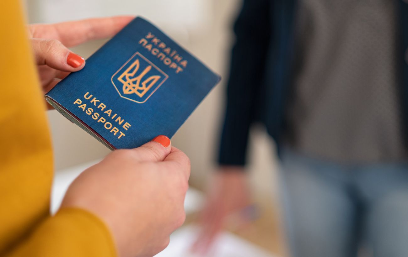 Затримки у видачі закордонних паспортів: українців попередили