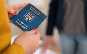 Закордонний паспорт доведеться чекати довше, українців попередили про затримки