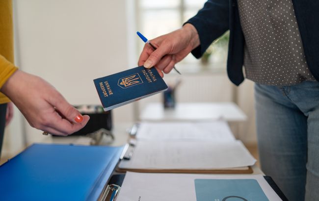 Тільки з "Резерв+": як чоловікам оформити закордонний паспорт за межами України