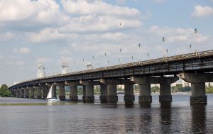 У Києві після нічних атак перекрили Південний міст і міст Патона: як їздить транспорт