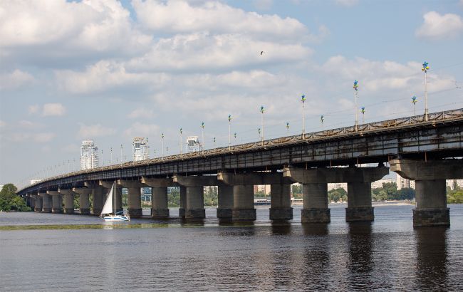 У Києві після нічних атак перекрили Південний міст і міст Патона: як їздить транспорт