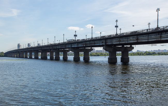 Міст Патона в Києві частково закриють: коли та де саме проїхати не вдасться