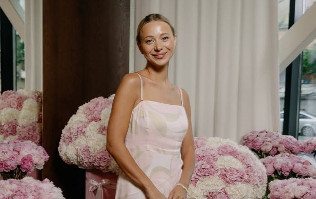 Укорочений жакет - головний тренд літа 2025: як його носить дружина Віктора Павліка