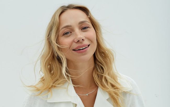 Мини-юбка и топ: жена Виктора Павлика показала образ на 8 марта, который сможет повторить каждая