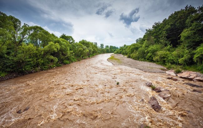 Прикордонники показали наслідки негоди в Карпатах: туристам радять відкласти походи