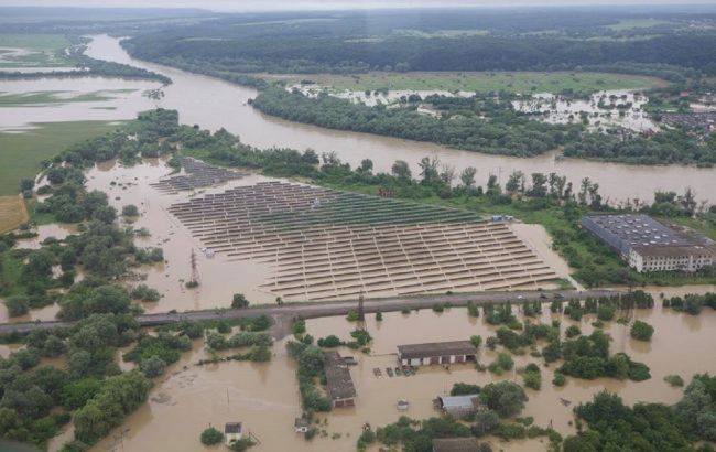 Разрушение более 100 км дорог и 64 мостов: последствия наводнения на западе