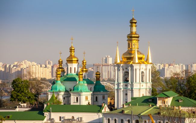 В Киеве прямое попадание в лавру, пылает Успенский собор: фото ЧП