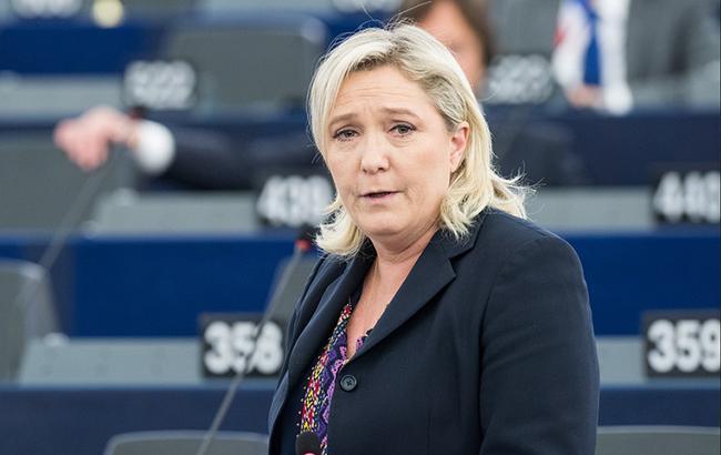Европарламент заморозил дотации партии Марин Ле Пен