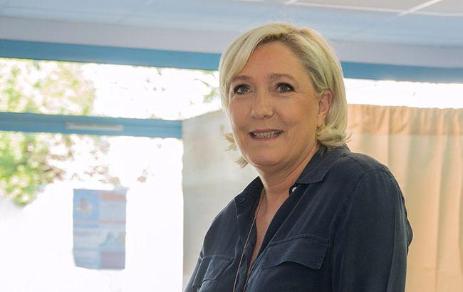 Выборы во Франции: Ле Пен прошла во второй тур