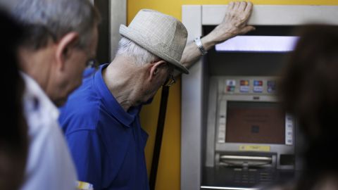 Как украинцам получить пенсию за границей: инструкция