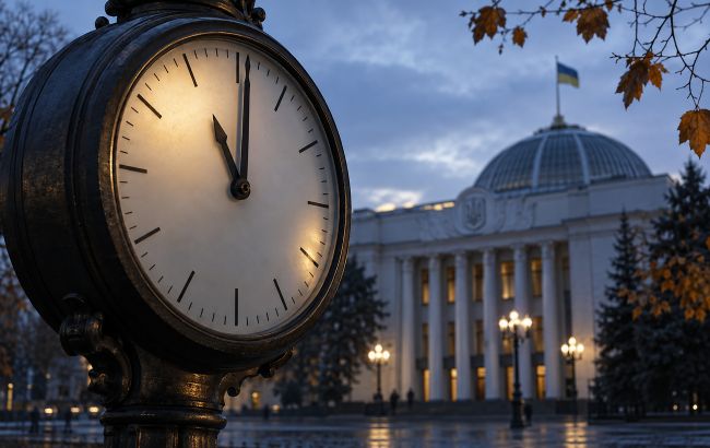 Переведення годинників в Україні: чому перехід на зимовий час не скасували