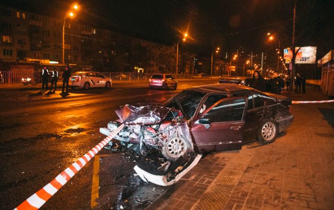 В Киеве автомобиль BMW въехал в остановку с людьми