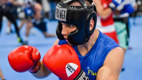 Український боксер відколошматив росіянина: яскраве відео