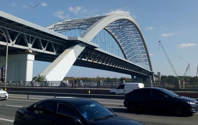 Завищили ціни та розкрали бюджет. Будівникам Подільського мосту у Києві оголосили підозру