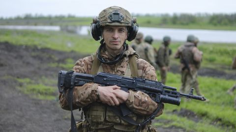 Скорость, точность, сила: мастерство украинских морпехов на ярких фото
