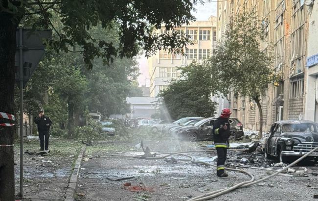 Наслідки нічної атаки на Львів: удар дрона знищив під’їзд двоповерхового будинку (фото)