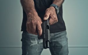 На Київщині чоловік влаштував стрілянину біля дитячого майданчика, є поранені