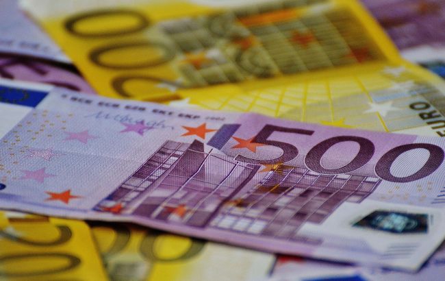 Курс євро б'є рекорди: чи стане 50 гривень новим максимумом до кінця року