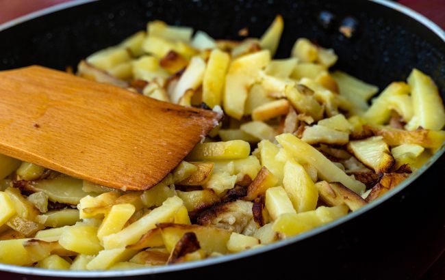 Этот лайфхак поможет, чтобы картошка при жарке не прилипала к сковородке