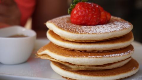 Готуємо пишні бананові панкейки: інгредієнти є на кожній кухні