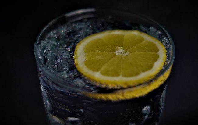 Врач назвала неожиданные "последствия" ежедневного стакана воды с лимоном