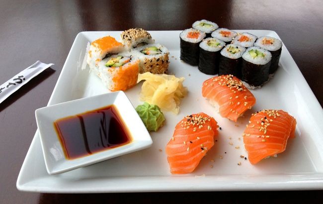 Врач рассказала, к каким последствиям могут привести суши: об этом мало кто задумывается