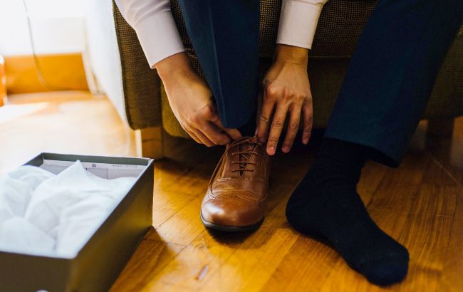 Ось чому не можна ходити в одному черевику чи шкарпетці: чим це загрожує