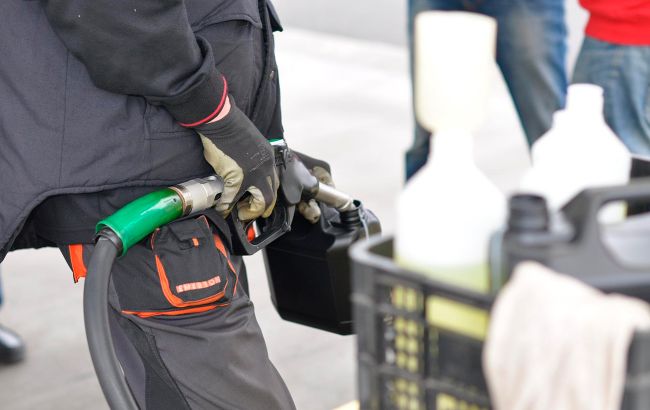 Експерти спрогнозували подальше зростання цін на бензин в Україні: сягне 55 гривень за літр