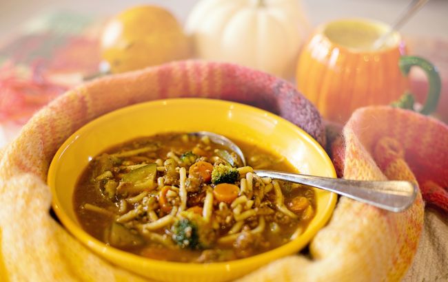 Названы рецепты лучших согревающих супов при простуде: идеально подойдут в холодное время
