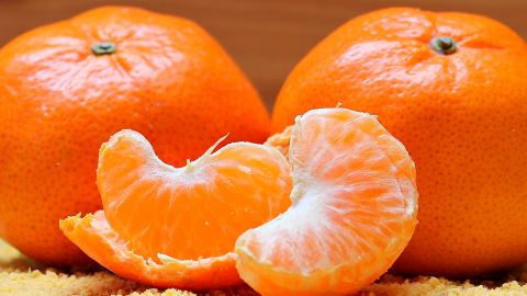 В Україну намагалися завезти небезпечні всіма улюблені фрукти: в них були личинки мух