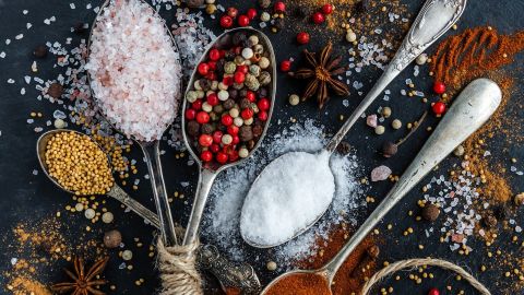 Ученые назвали специю, помогающую избавиться от жира на животе