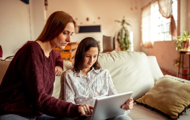 Без опыта и до 18 лет: кем чаще всего хотят работать подростки в Украине