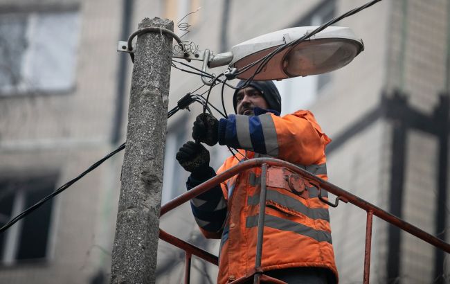 Під ударом енергетика. По Україні вводять аварійні відключення світла через атаку РФ
