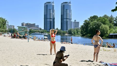Відпочинок біля озер та річок в Україні: де вже можна купатися