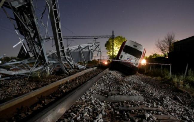 В Греции поезд сошел с рельсов и врезался в жилой дом