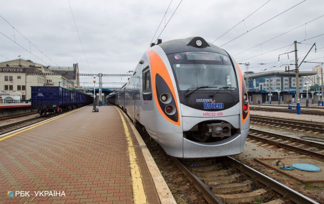 УЗ назначила 15 дополнительных поездов к 8 марта